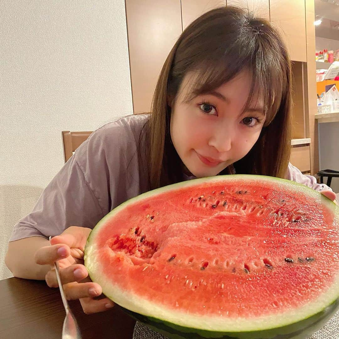 仁藤みさきのインスタグラム：「このドデカスイカちゃんを22時に食べますが何か？🍉  #スイカ #แตงโม  #デブ活 #flanmy #フランミー」