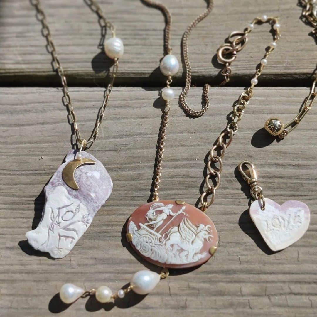 ルル フロストのインスタグラム：「Calling all locals! Heading out East? Join Lisa, aka Lulu, in Sag Harbor today + tomorrow (7/17-7/18) for our first Trunk Show of the summer *@matriark! Enjoy en plein air shopping on the porch, customize our best-selling Plaza collection & be the first to shop one-of-a-kind styles handmade by Lisa herself using Hamptons-sourced shells. #luluontheroad #lulufrost」