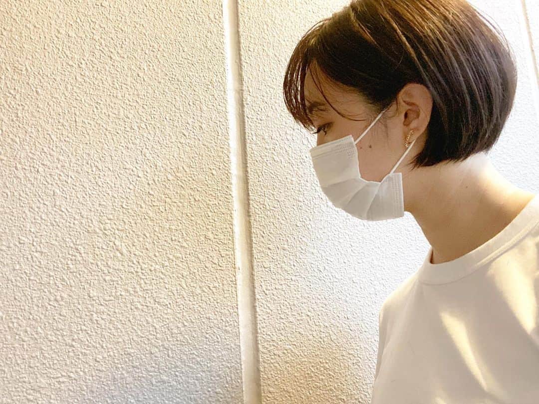 のインスタグラム：「👩💉✂️💈 最近のお休みは、朝に予定を入れる事が毎週のおきまり。🦷 ． 本当は一日中家に引き篭もって、愛犬とゴロゴロして〜ご飯作って〜お酒飲みながら、韓流ドラマを永遠に観ていたいけど…☺️ それじゃ疲れが抜けなくて…。 ． 今日は、朝イチで健康診断へ💉。予想通り、異常なし← そしてまつエクと美容院へ✨お客様に、白髪の予防にヘッドスパした方が良いって言われてヘッドスパしたら贅沢感が凄い👏 ． 引越しもしたいので節約しないと。←😑 ． UNIQLOのUTも全色欲しいくらい好き。 はやく梅雨明けて欲しいですね🐌💠 ． #offday #休日 #コロナに負けるな  #コロナ対策美容室 #ヘアカラー #ヘアサロン #ショートヘア #エヌドット」
