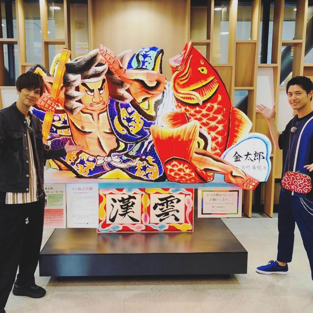 BOYS AND MENさんのインスタグラム写真 - (BOYS AND MENInstagram)「本日はギャラ100のロケでした😊✨放送お楽しみに！  #ボイメン #水野勝 #勇翔 #ギャラ100 #ロケ #青森 #晴れ #ランチ仲間 #ミニバイクが似合う二人 #ボイメン結成10周年」7月17日 22時13分 - boysandmen_official