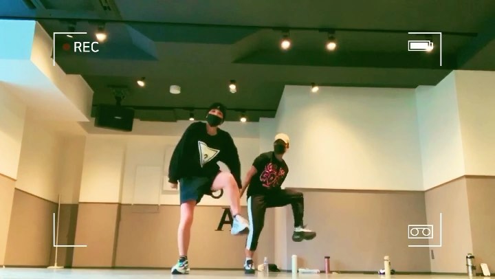 のインスタグラム：「🦋🦋🦋 Today's class🦋🦋﻿ I Got Time @chrisbrownofficial @youngthug 💋﻿ ﻿ Choreography by me.﻿ Dance wiz ずっと来てくれてる毎度のりなてぃ　@rina3616256 🌹 much fun!!!!!💜💜﻿ ﻿ ブロックされるー！ 2回目の投稿。見れるのか？  今日は初めましての生徒さんも沢山で﻿ 昼から床がツルツルなっちゃうくらい﻿ 踊れて楽しかった🌹　 みんなナイスダンス！👍﻿ 今月で @noadance_ebisu classを始めて1年。﻿ ﻿ 今は週一だけど、もう少し増やそうか、﻿ プライベートclassをするか。﻿ ﻿ 踊るって楽しいもんねー！！﻿ ﻿ さて来週はまた新しいのんします！﻿ 楽しみたい人是非に💋 #harukamuto #choreography #610choreography #chrisbrown #youngthug #dance #noadanceacademy」