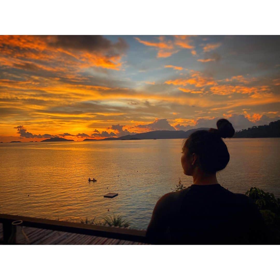 モリヤ・ジュタヌガーンのインスタグラム：「Beautiful sunset ❤️#amazingthailand #momoriya #KohLIPE #NoFilter」