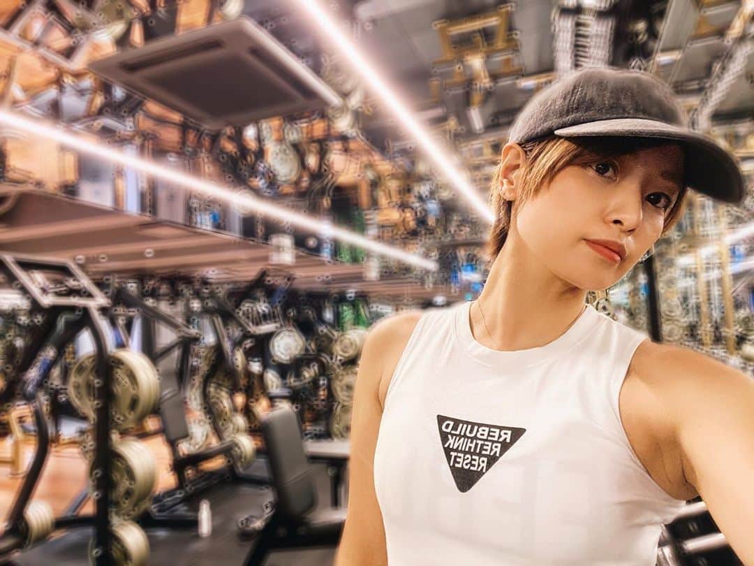 彩海のインスタグラム：「. . 今週もお疲れ様でした！ . . 今夜のシーシャナイトも モチベーション上がる素敵時間でした🦁 . . 目標に向かって 突き進むチカラをもっとパワーアップしたい💪🏽 そしてなかなか少ないけど 話してるだけでモチベーション上げてくれる存在は宝🥺 . . . 筋トレも投資も事業も全部頑張る！ . . . 皆さん安全に素敵な週末を♡ Stay safe and healthy.  . . . .  #筋トレ#トレーニング女子 #トレジョ #トレーニングウェア #ジム女子 #ジム#summer#fitnessgirl#fitwoman #fitnessworkout #workoutmotivation #bodymake #motivation #働く女性 #取締役女子#働く女性を応援」