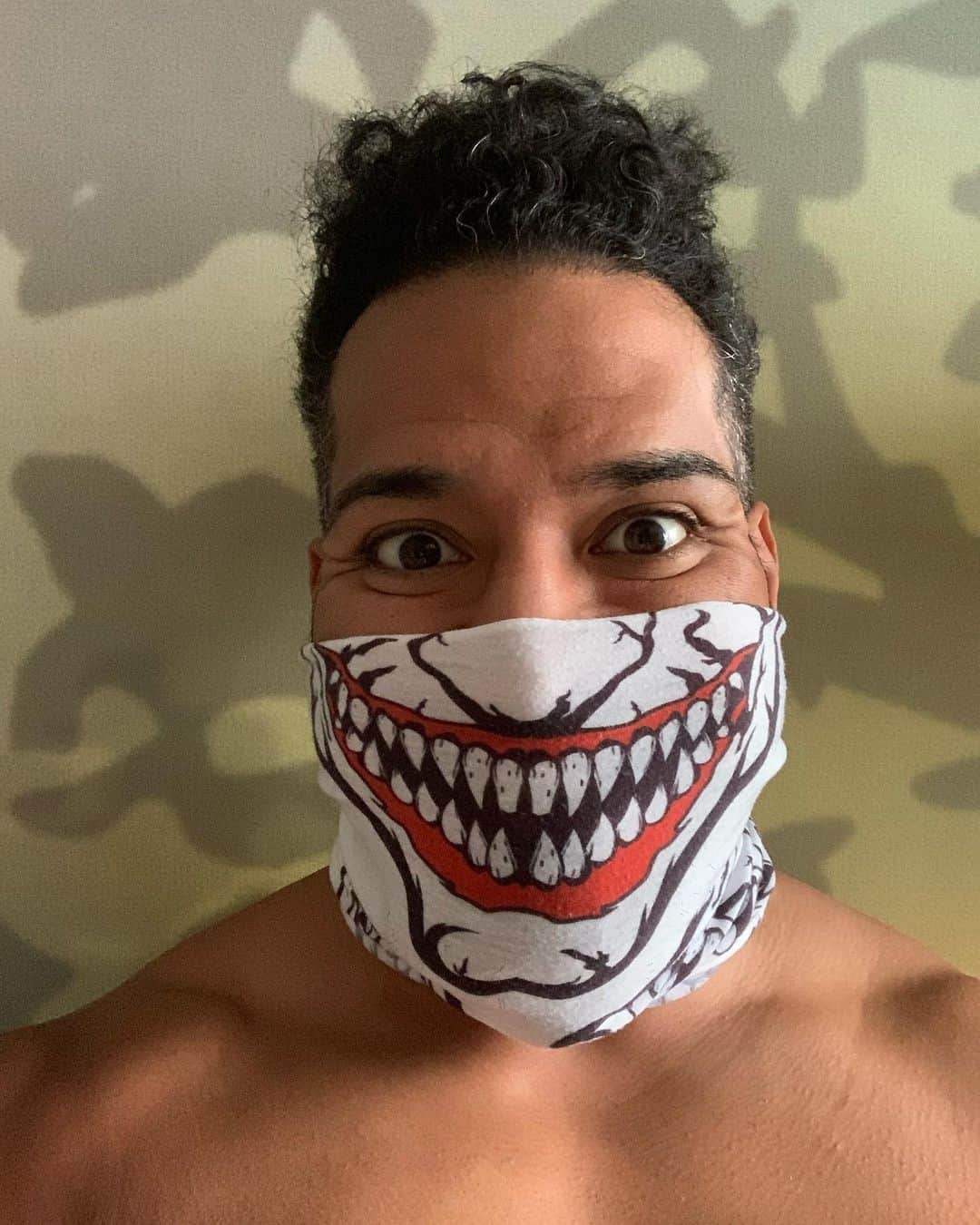 テヴィタ・フィフィタのインスタグラム：「The many faces through the week. Just in case people forget what your smile looks like 😈@sleefs #staysafeoutthere」