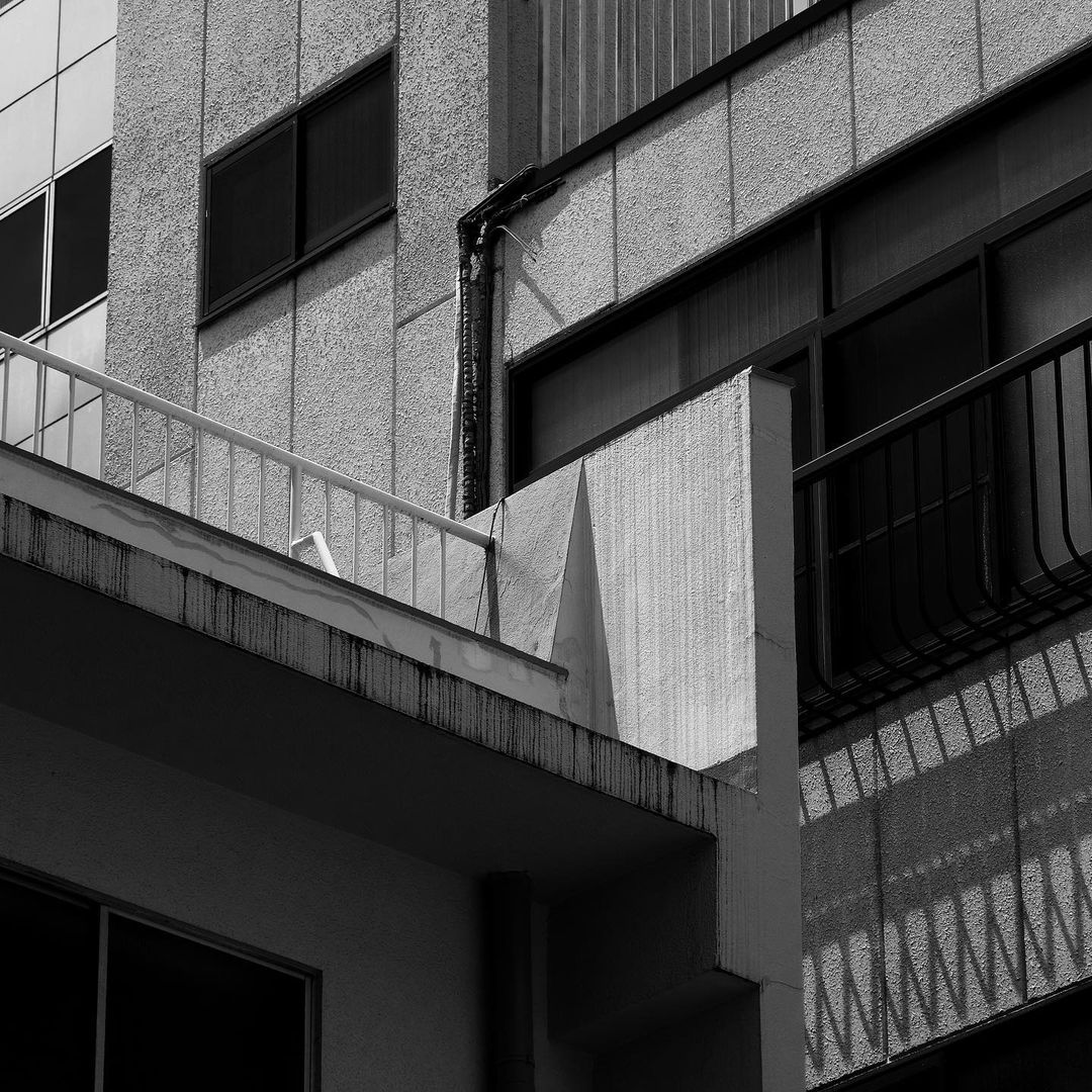 naotakeのインスタグラム：「窓 - Windows / X-T2 & Snapseed, 20200718 . . 明日はお仕事土曜日なので早く寝なくては。 . . #spicollective #royalsnappingartists #infamous_family #rsa_main #infinity_photo_cult #2_fineart #jp_gallery_member #jp_gallery_bnw #trb_bnw #wp_bnw  #bnw_life #bnwlife_member #bnw_life_shots #bnw_captures #world_bnw #top_bnw #team_jp_ #team_jp_モノクロ #ig_energy_bw #ig_nihon #streetphotographybnw #igersjp #blackandwhite #bnw #bnwphoto #monochrome #bw #bnwphotography #今日もx日和 #fujifilm」