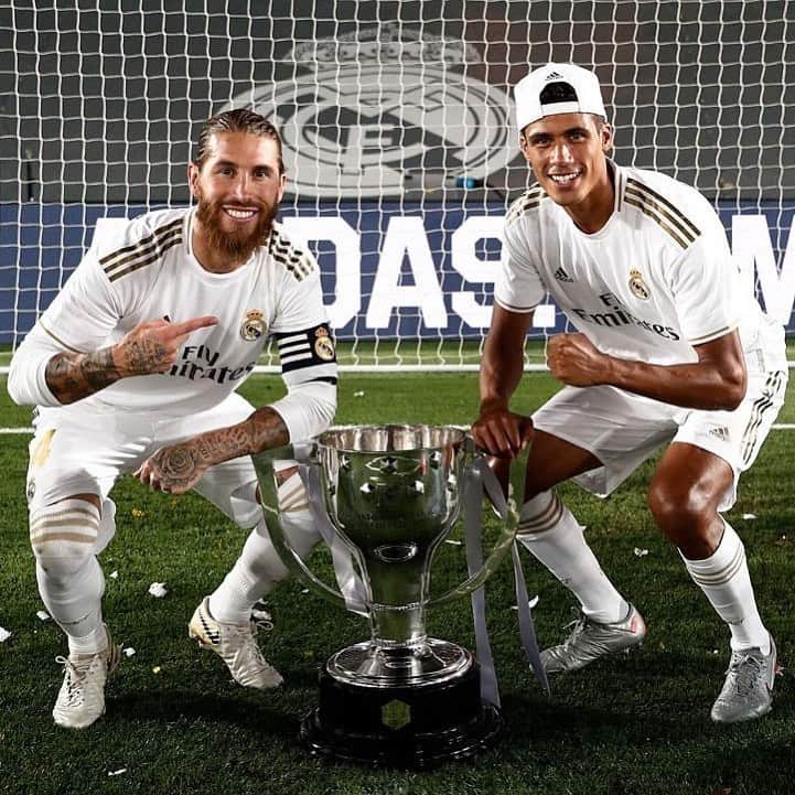 ラファエル・ヴァラーヌさんのインスタグラム写真 - (ラファエル・ヴァラーヌInstagram)「🏆 @sergioramos 🔗🤝⁣ ⁣ #Campeones #RMLiga #HalaMadrid」7月17日 22時29分 - raphaelvarane