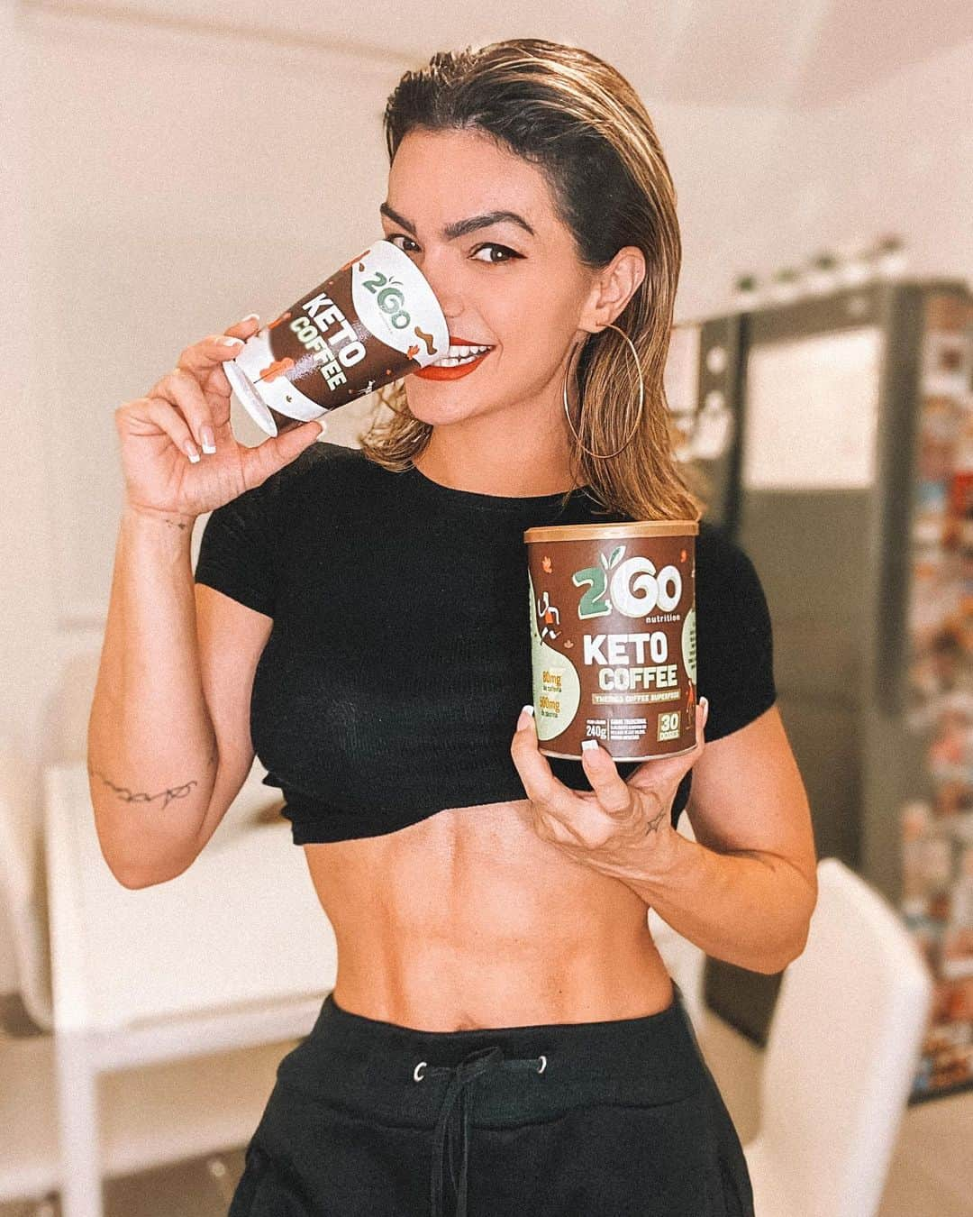 ケリー・キーさんのインスタグラム写真 - (ケリー・キーInstagram)「Estava doida para compartilhar com vocês esse lançamento da @2gonutritionbrazil: Keto Coffee SuperFood! Vocês sabem que eu amo café e esse é termogênico, tendo como ingrediente principal o óleo de coco junto com mais 10 ingredientes premium. Eu estou apaixonada de verdade, não sei mais ficar sem, trouxe comigo para p Portugal! E para vocês experimentarem também, consegui cupom de desconto: Kelly10. Corre nos meus stories, que tem o link direto para ele.  #dicasdakk #2gonutrition #ketocoffee #bulletproof #coffeebulletproof」7月17日 22時39分 - oficialkellykey