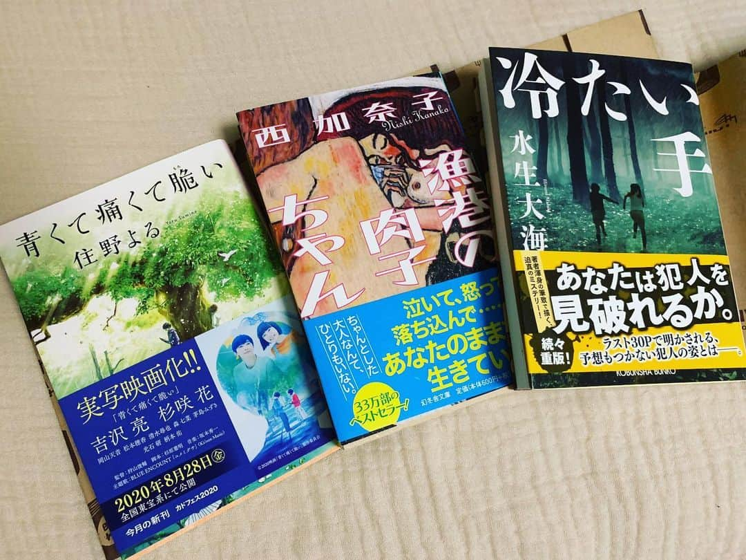 渡名喜風南さんのインスタグラム写真 - (渡名喜風南Instagram)「〜初めまして集〜 * * ミステリー小説が好きなのですが、前にオススメしてもらったものを買ってみました。 いつもとは違う系統のものに挑戦してみます📚 * しかしミステリー系は外せませんでした。 オススメ小説教えてください！ * * #📚#3冊同時読み#脳の運動🧠」7月17日 22時48分 - funatonaki