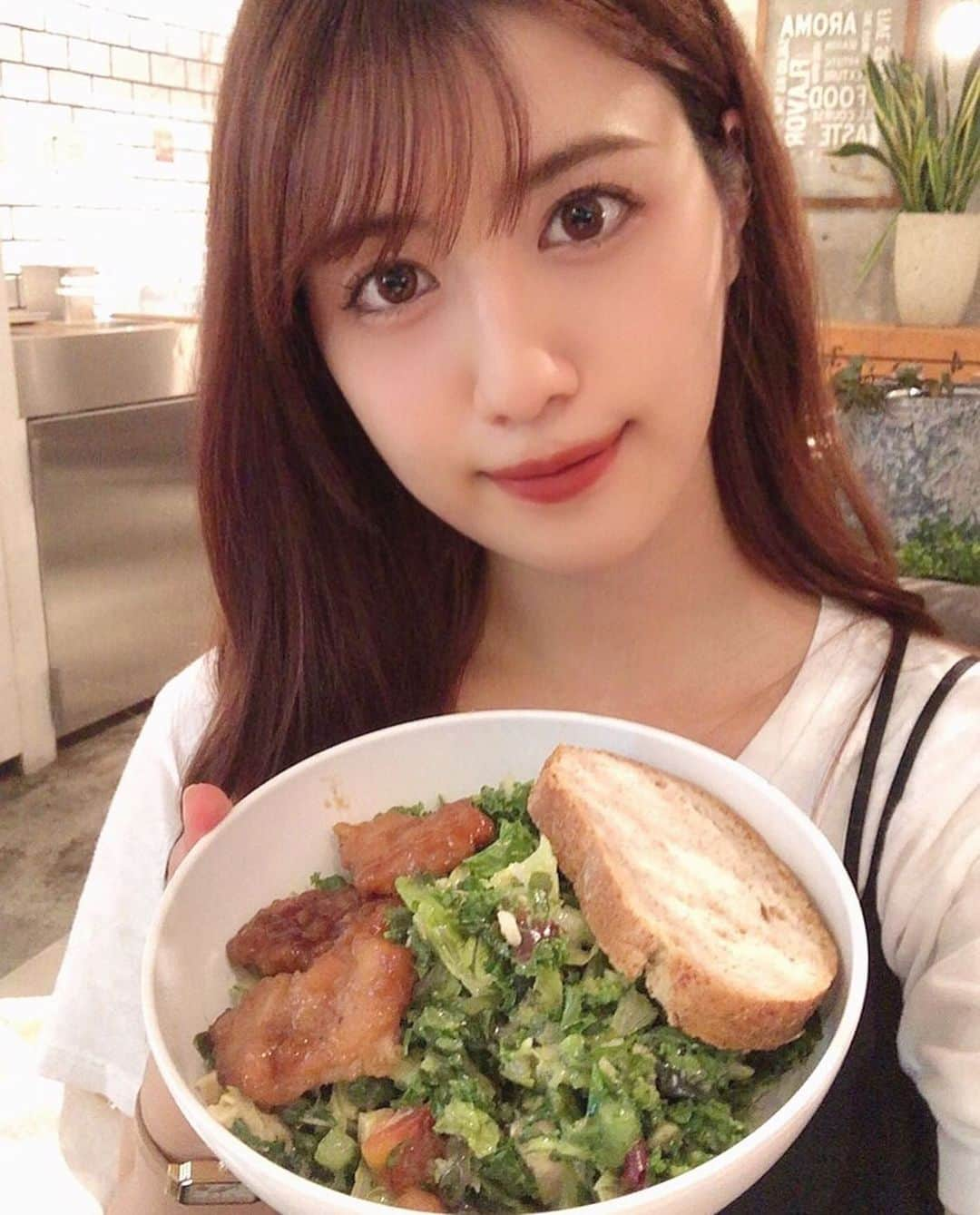 御子柴かなさんのインスタグラム写真 - (御子柴かなInstagram)「最近、食事に気をつけてて、サラダの美味しさに改めて気づいた🥗 野菜って素晴らしい👏（これはチキンとライ麦パン乗ってる） Green brothers のサラダ美味しいからオススメ🥺  そして @haab_official さんの漢方も飲み始めました🇰🇷  韓方(ヘラス) ・HAABオリジナル韓方薬の漢方HELLASヘラス ・食欲を抑えて代謝を上げる ・天然成分のみの処方で副作用が少ない ・苦味がなく飲みやすい粒タイプ  オンラインでも購入可能らしいので気になる方はぜひ😎💫  夏までに痩せたかったのにもうそろそろ夏だね🌞笑 @haab__shinjyuku . #ダイエット #ダイエットメニュー #diet #だいえっと #サラダ #サラダボウル #グリーンブラザーズ #greenbrothers #ダイエット記録 #食事記録 #食事管理 #漢方 #漢方ダイエット #漢方薬 #💊」7月17日 22時51分 - kanakana2510