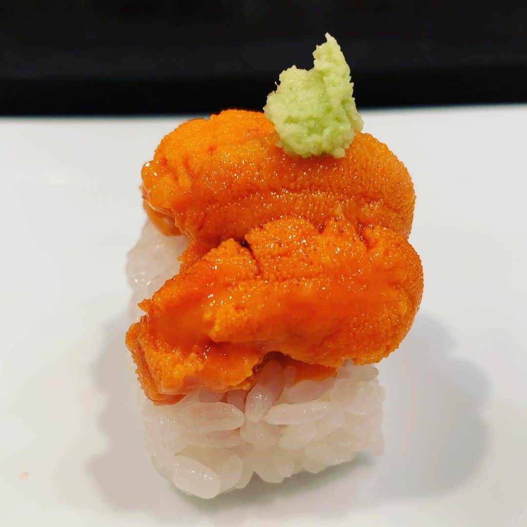 田中ウルヴェ京さんのインスタグラム写真 - (田中ウルヴェ京Instagram)「ちょっと前ですが。 カマトロ ウニ カスゴ イワシ アナゴを塩で。 夏の鮨は最高。 Sushi in summer is really special. #なつのすし #六本木ディナー #sushi」7月17日 22時57分 - miyako.tanaka.oulevey