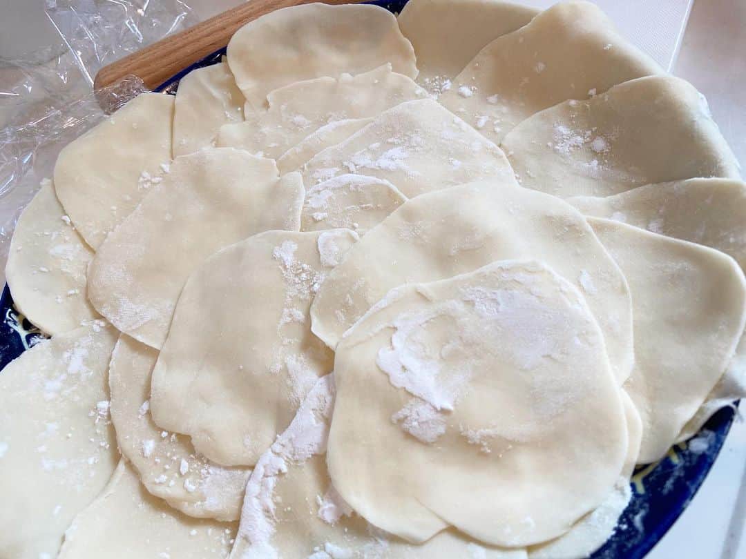 荒尾茉紀のインスタグラム：「粉シリーズ😎丸く伸ばすのが難しくてサイズばらばら（笑）ごまかせるように4種類の餃子にしました❗️まぁまぁ綺麗な皮をノーマル餃子🥟大きすぎたものをエビ餃子🦐丸くならなかった皮をキムチーズ棒餃子🧀分厚すぎたのを水餃子🥢我ながら良くやった‼️  I cooked 4 kinds of dumplings.  #手作り餃子 #餃子の皮  #dumplings #cooking」