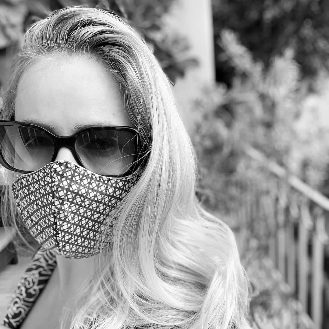 アマンダ・シュルのインスタグラム：「I was challenged by my lovely friend @iamsarahgrafferty to show my masked face and here it is.  I could tell you that I wear a mask because it is a basic question of hygiene. We don’t question the practice of washing our hands after using the bathroom.  I could tell you that I wear a mask as a form of respect for fellow humans. I don’t know the health circumstances of the people around me. Or who in their lives may be vulnerable.  I could tell you that I wear a mask for the same reasons I appreciate people refraining from smoking indoors or covering their mouths when they sneeze. We understand germs and pollutants in the air can cause serious damage to those around us.  But these are not the reasons I wear a mask. Every day, every time I step out of the house I wear a mask for reasons much more selfish than those I listed above. I wear a mask because I want a better life for my son. Because my son has yet to live a life without the shadow of Covid-19. Aside from his parents, my son hasn’t met a single member of his family and I don’t know when he will. He hasn’t been able to go to the park or the zoo or on a play date. I haven’t been able to share him, I haven’t been able to see the world through his eyes, because the world is too dangerous for him to experience.  The top CDC experts say that if we were all to wear masks we could get Covid-19 under control in a matter of weeks. Given this fact, how is mask wearing debatable?  If wearing a mask bothers you, I understand! It is uncomfortable. For those who say they have trouble breathing while wearing a mask I say that you are exactly who should be worried about contracting a vicious respiratory illness.  If you want your life to go back to normal, to be able to go to your favorite restaurant again, to the beach, to work, or to send your kids back to school, the most logical way to expedite that is to wear a mask.  We have an opportunity to do something that is irrefutably selfless and will ultimately benefit all of us and all it requires is a piece of cloth.  Do us all a favor and wear a damn mask.」