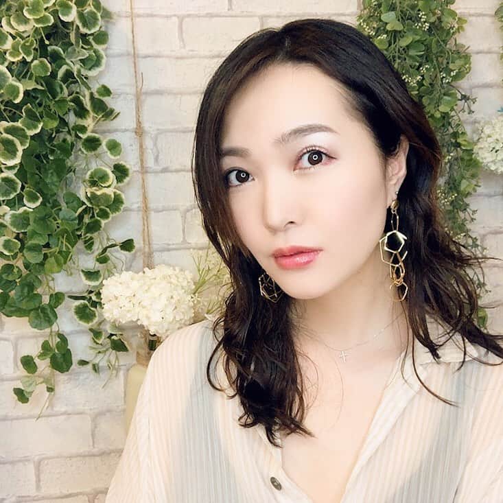 阿部桃子のインスタグラム：「᤻ ⠀ リングライト使うと こんなに肌明るく映るのね🤭 ⠀ 目の中にもリング᤻ ⠀ ⠀ こちらも @cerise_and_ のピアス𖦊 ⠀ ⠀ あー可愛い😩♥ ⠀ ⠀ ⠀ ⠀ ⠀ #ハンドメイドアクセサリー #ハンドメイドピアス #金属アレルギー対応 #リングライト #ファインダー越しの私の世界」