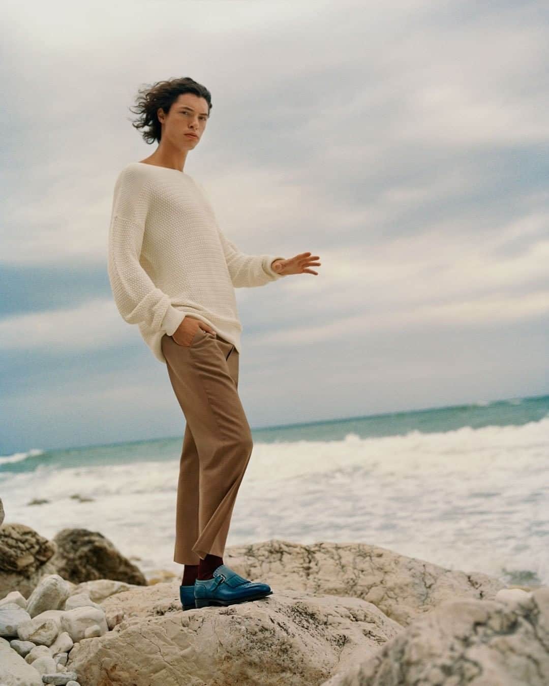 サントーニのインスタグラム：「Colours taken from nature: the land remains our most plentiful source of inspiration for our SS21 men's collection. Soft and desaturated hues called Sirolo, inspired by our Riviera del Conero.   #Santoni #SantoniSS21 #mfw #MilanDigitalFashionWeek #makersofbeauty」