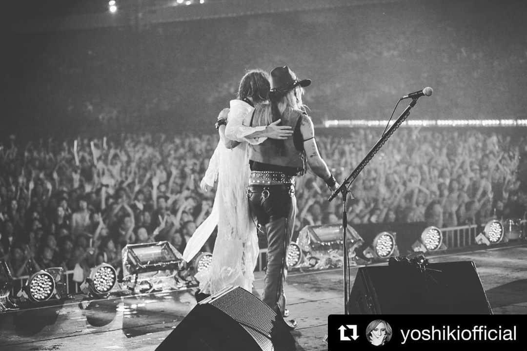 X Japanのインスタグラム：「REPOST : @yoshikiofficial   You left this world 9 years ago today.  Even though we fought a lot, I miss the memory and miss you.  ９年前の今日、Taijiは旅立った。 なんども喧嘩した、そんな時さえも今は...  RIP Taiji.  This is the last show, we played together as #Xjapan. Nissan Stadium」