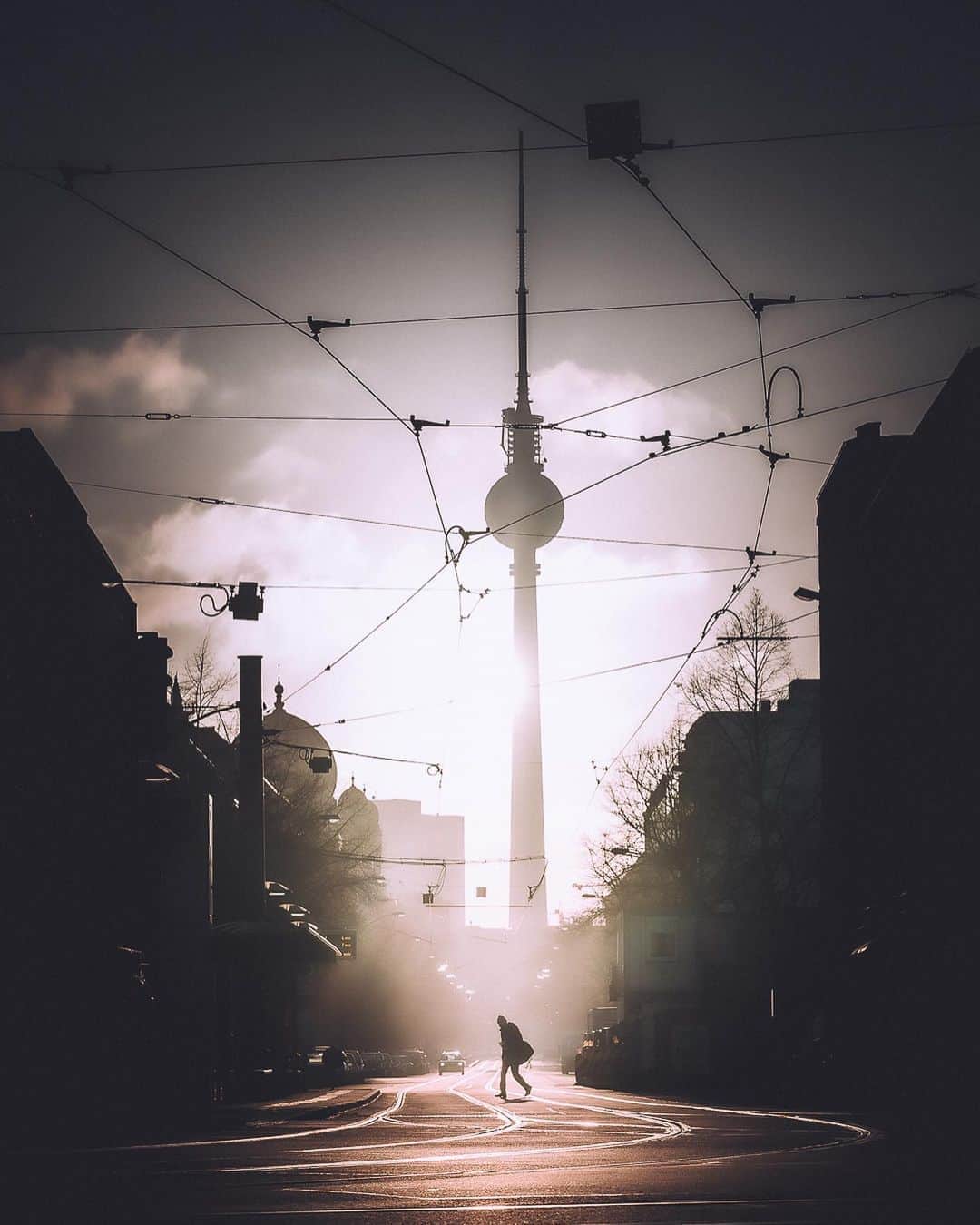 Thomas Kakarekoのインスタグラム：「SONY ALPHA GIVEAWAY As some of you might know, I’ve been working with @sony.deutschland for many years and today we’ve teamed up again for a very special project. We’re giving away a Sony Alpha 6100 camera kit (16 - 50mm lens) to one of my lucky followers. All you have to do is leave a comment under this post and you’re in for the draw. The winner will be announced in my Stories on Sunday, 26th of July. Best of luck to all of you.  #berlin #sony #sonyalpha #alphapro」