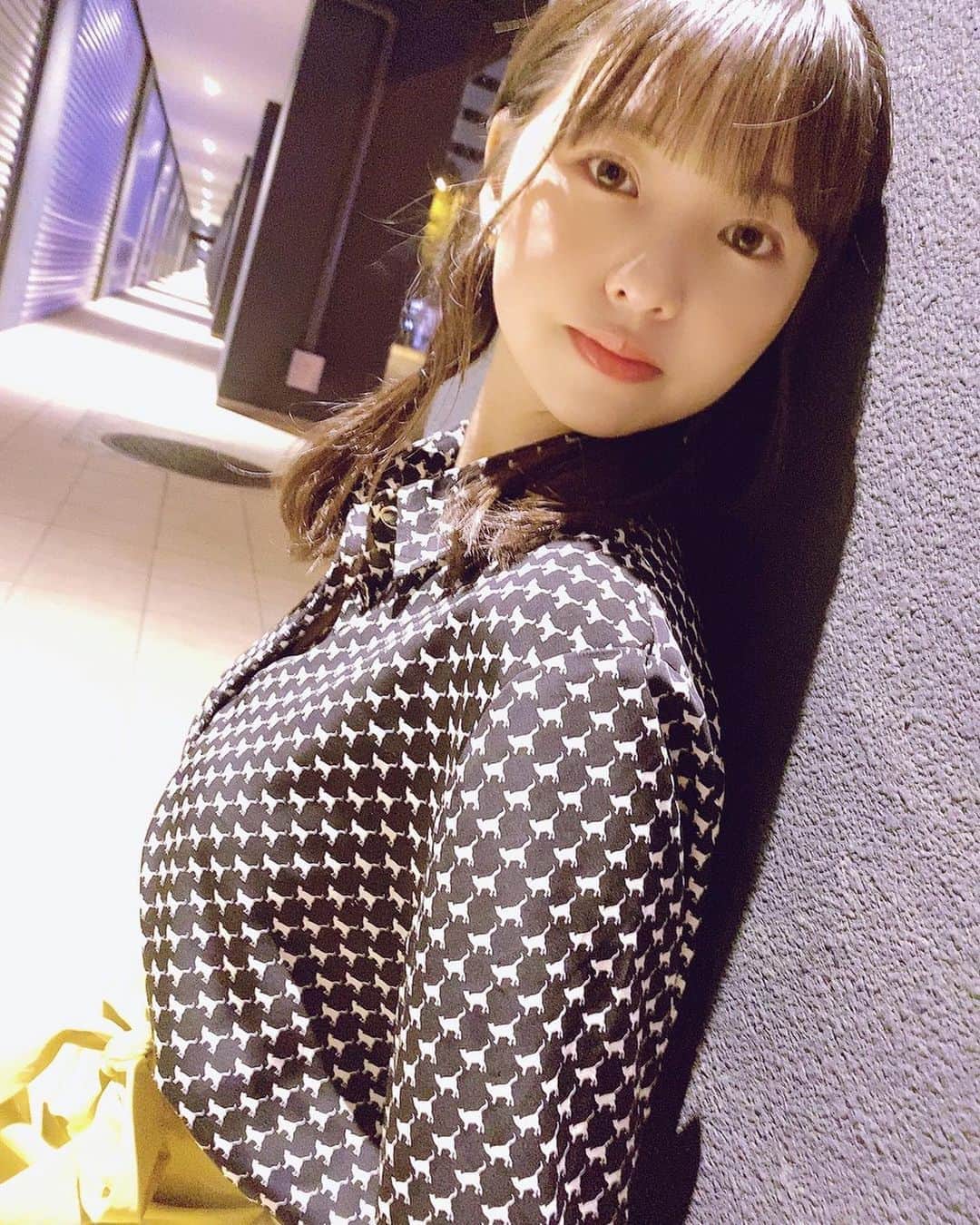 本郷柚巴のインスタグラム：「何気にブラウス猫柄🖤🤍🖤 ・ ・ ・ 待ち合わせに早く来てください🌝 ・ ・ ・ ・  黒と黄色の組み合わせ Tシャツでもブラウスでも 黒とスカートの黄色の組み合わせは 肌が露出してる肌がしまって見えます☺️ 今回は白のスニーカーだけど 少し個性のあるヒールの高いサンダルとかでも可愛いかなぁ ・ ・ ・ ・ #古着 #古着女子 #nmb48  #本郷柚巴」