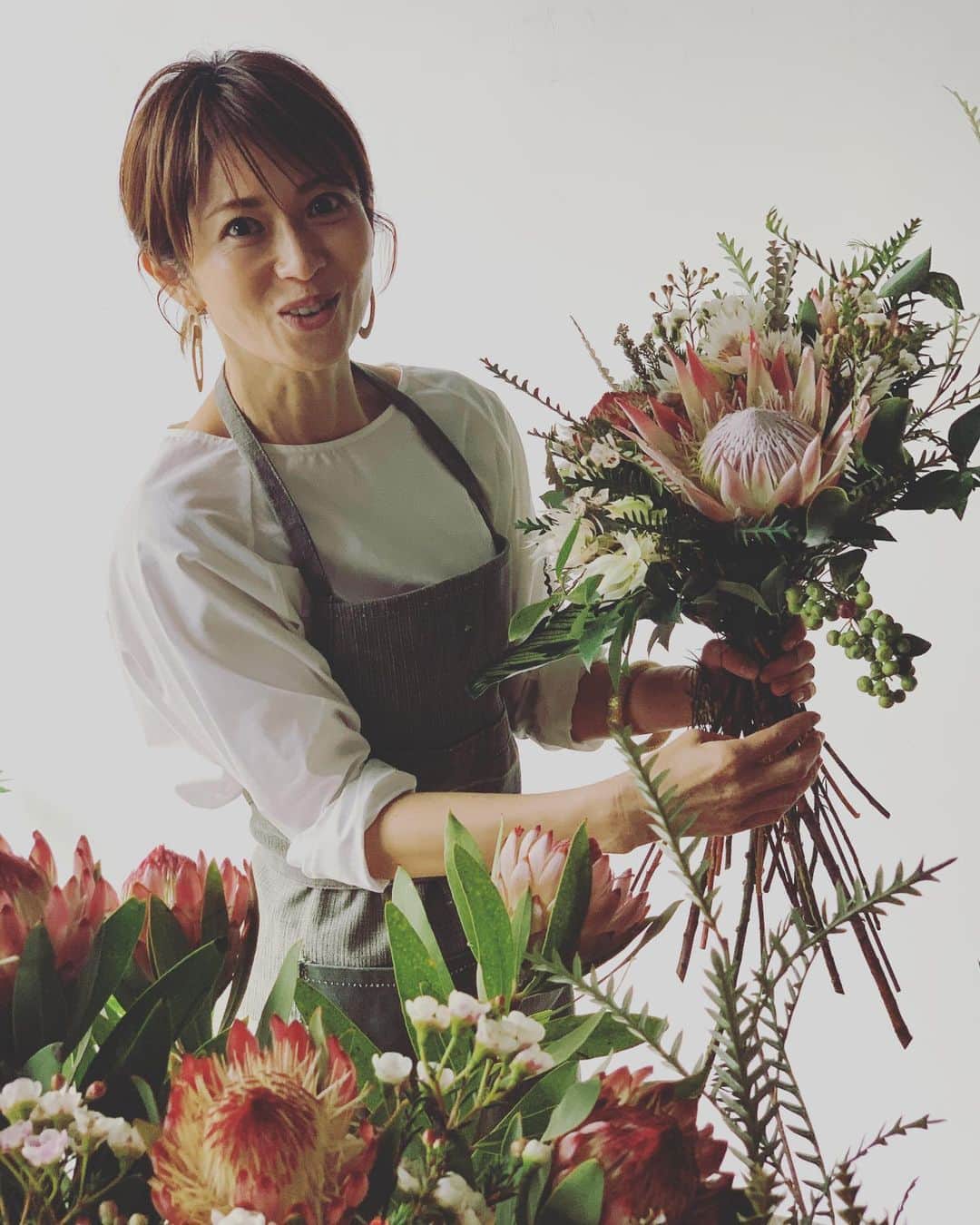 畑野ひろ子のインスタグラム：「@scalpdbeaute の撮影📷 お花もやらせて頂きました😌」