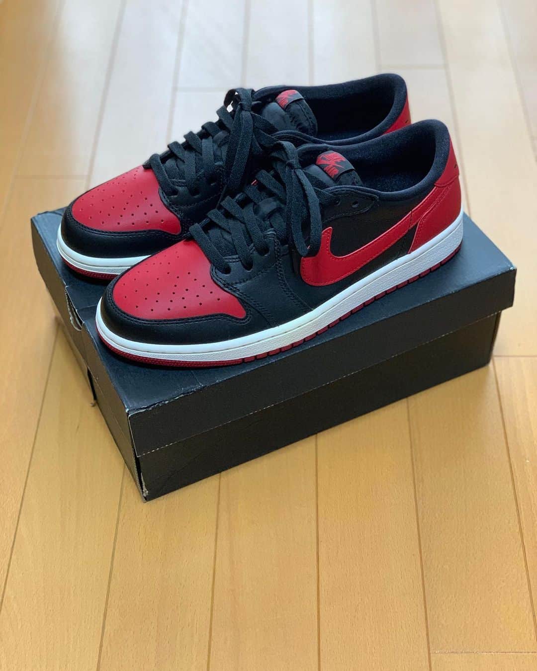 のインスタグラム：「got new kicks!! NIKE AIR JORDAN 1 RETRO LOW OG “BRED”  #nike #ナイキ #airjordan #airjordan1 #airjordan1low #エアジョーダン #bred #ブレッド #aj1lowbred #国内未発売 #国内未発売モデル #worm #wormtokyo #prowrestler #プロレスラー #prowrestling #プロレス #ajpw #全日本プロレス #三重県 #桑名市 #出身 #岩本煌史 #sneaker #スニーカー #スニーカー大好き #足元倶楽部 #キモ撮り#スニーカーヘッズ #イワモトヘッズ」