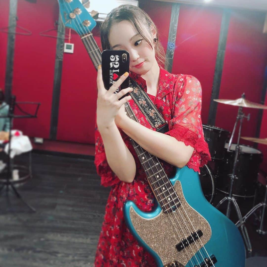 NOHANAさんのインスタグラム写真 - (NOHANAInstagram)「ぎゅっ💞 昨日はひっさびさにリハスタに入ったよ🎸 ・ #ベース女子 #bass #bassgirl」7月17日 23時18分 - nohapppppy