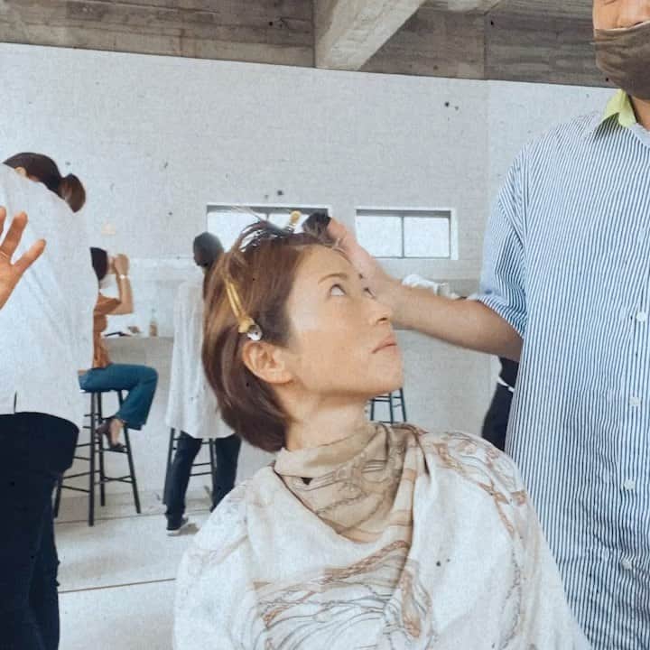 畑野ひろ子のインスタグラム：「本日撮影のメイク中、、、 JJの頃からお世話になっているスタッフさんたちに囲まれて😆」