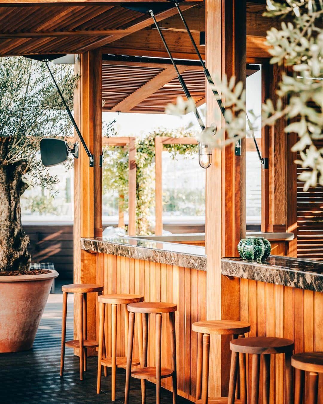 Vogue Parisさんのインスタグラム写真 - (Vogue ParisInstagram)「@LePerchoir has found a new home in the biggest urban farm in the world… in Paris! After their world-renowned rooftop spots at Gare de l'Est, BHV and around Paris, the group has opened a new address at Porte de Versailles in the 15th arrondissement. With an interior design by @studioperrier, the space comprises a restaurant and a rooftop full of Mediterranean vibes. A ceramic bar is lit by huge multicolored lanterns, while floral frescoes overlook blue benches under a planted pergola where guests can enjoy ceviches, burrata and tarama as well as the group’s signature cocktails. @leperchoirpdv  Photos by Jérôme Galland」7月17日 23時30分 - voguefrance