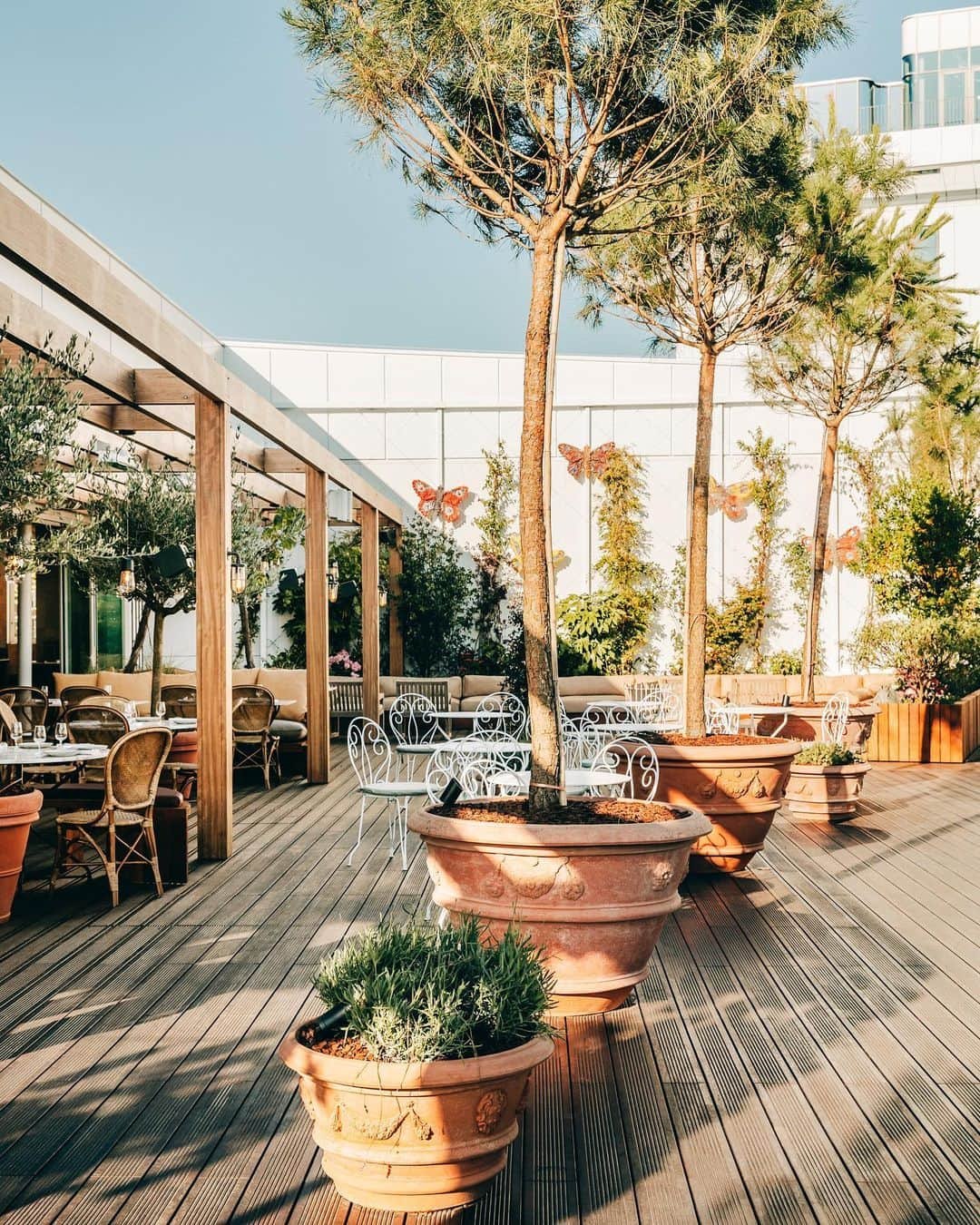 Vogue Parisさんのインスタグラム写真 - (Vogue ParisInstagram)「@LePerchoir has found a new home in the biggest urban farm in the world… in Paris! After their world-renowned rooftop spots at Gare de l'Est, BHV and around Paris, the group has opened a new address at Porte de Versailles in the 15th arrondissement. With an interior design by @studioperrier, the space comprises a restaurant and a rooftop full of Mediterranean vibes. A ceramic bar is lit by huge multicolored lanterns, while floral frescoes overlook blue benches under a planted pergola where guests can enjoy ceviches, burrata and tarama as well as the group’s signature cocktails. @leperchoirpdv  Photos by Jérôme Galland」7月17日 23時30分 - voguefrance