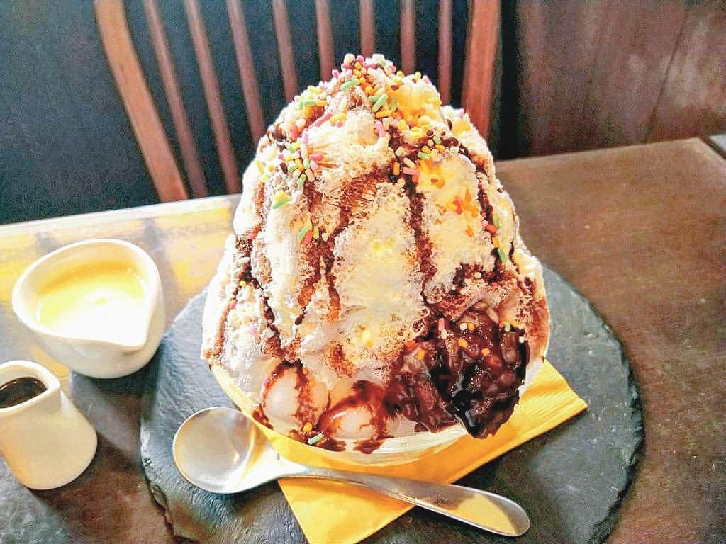 おいもカフェ金糸雀のインスタグラム：「. お祭りの屋台の雰囲気が味わえる『チョコバナナかき氷』。 甘いバナナクリームとチョコソースの組み合わせにスプレーチョコを加えて、夏の縁日のチョコバナナの味をかき氷で表現してみました♪ . #おいもカフェ金糸雀 #おいもカフェ #鎌倉 #小町通り#湘南 #神奈川#カフェ #鎌倉カフェ #湘南カフェ #神奈川カフェ #鎌倉スイーツ #鎌倉グルメ #鎌倉デート #鎌倉散歩 #鎌倉旅行 #かき氷 #氷 #スイーツ #アイス #白玉 #チョコバナナ #縁日 #チョコバナナかき氷 #バナナスイーツ #スプレーチョコ #バナナ好き #かわいい #映え #kamakura #가마쿠라 . 《おいもカフェ金糸雀》 営業時間：10:00-18:00(L.O.17:30) 定休日：水曜日 248-0006 神奈川県鎌倉市小町2-10-10 小町TIビル1F TEL：0467-22-4908」
