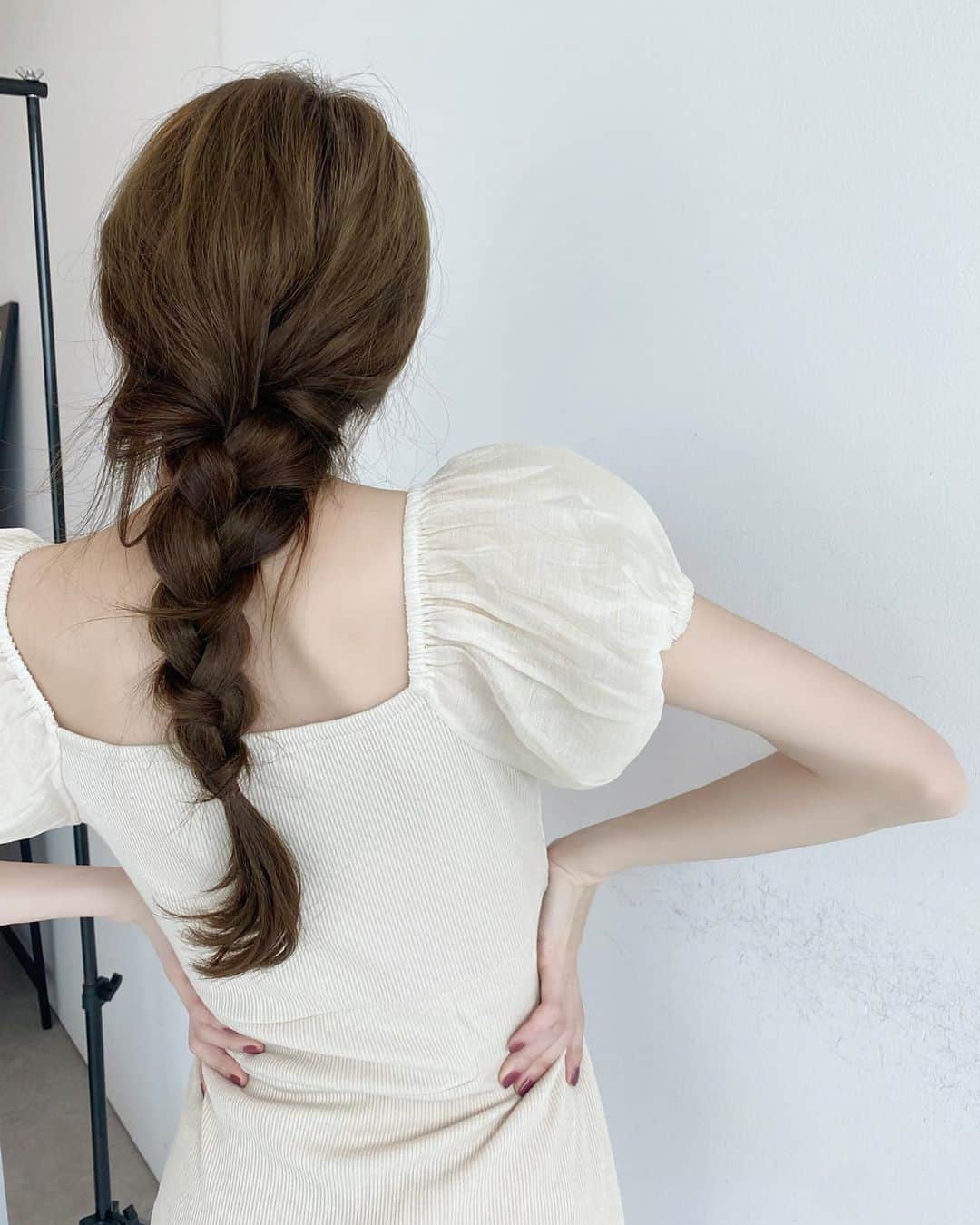 平木愛美のインスタグラム：「今日も今日とて、現場があたたかいなー。と、うるうるしてしまうほどに感じる日でした。  月に何度かをもうずーっと長く続けさせてもらっているのですもの。 いつも色んな話して笑って💕 （本当プレスさんとか、めちゃ面白くて🤣🚀🧡） みんなで力を合わせてがんばって💫 各ブランドさんごとの、撮影チームのスタッフさんがた。だいすき。  でもそれって当たり前でなくて、感謝なことだと、ひたひたと大切を感じる日々です👼  昨日のpost、コメント皆さんありがとうございます🤍 可愛いワンピを着てたいつの日かの 後ろ姿。ヘアメイクは @konomi.hm さんにしてもらった時だな、、可愛い髪、、、💞  #mywork #shooting  #お仕事好き #感謝」