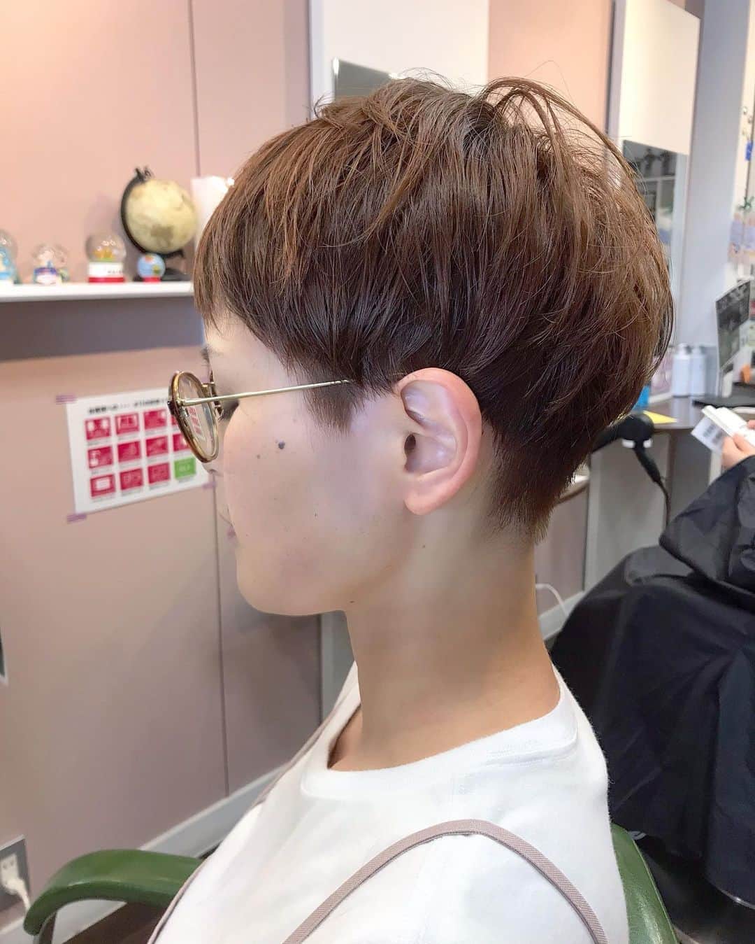 井上花実のインスタグラム：「ベリショと眼鏡 バッサリイメチェン可愛かった 仕上げは#Nドット の#バーム 🌿 :  #ロンゴガール#ロンゴロンゴ#武雄美容室#武雄#武雄市#佐賀#佐賀美容室#ショートヘア#shorthair #ベリショ#ベリショ女子#刈り上げ女子#ツーブロック女子#セピアグレージュ#ベージュブラウン#ブラウンベージュ#ベージュカラー#hair#hairstyle#haircolor#fashion #イルミナ#イルミナカラー#アプリエ#アプリエカラー #ダヴィネス#オーセンティックバター#エヌドットバーム」