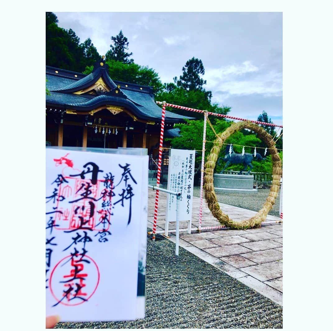 永倉由季さんのインスタグラム写真 - (永倉由季Instagram)「.﻿ .﻿ ﻿ 【奈良県丹生川上神社(中・上・下)社/龍神の滝】﻿ 　　　　　　　　　　　﻿ 昨夜、お友達の手料理の写真を﻿ 見てください✨と、書いたら﻿ 　　　　　　　　　　　　﻿ たくさんの方が﻿ アメブロを見てくださっていました。﻿ ありがとうございます♬﻿ 　　　　　　　　　　　﻿ ________________________________﻿ 　　　　　　　　　　﻿ 　　　　　　　　﻿ さて、今朝は早くから﻿ 奈良県吉野郡川上村にある﻿ 　　﻿ 　　　　　　　　　　　　　　﻿ 日本最古の水神を祀る神社﻿ 「丹生川上神社　上社　中社　下社」と﻿ 　　　　　　　　　　　　　　　　　﻿ 「龍神の滝(東の瀧)」「蜻蛉の滝川」へ﻿ 参拝に連れて行ってもらいました。﻿ 　　　　　　　　　　﻿ 　　　　　　　　　　　　　　　　﻿ 私が住む同じ奈良県なのに🚗で往復5時間。﻿ やっぱり遠いですね〜﻿ ﻿ 　　　　　　　　　　　　　﻿ ただ、何処へ行っても殆ど人に会わず﻿ 貸し切り状態。﻿ ﻿ 　　　　　　　　　　　　　　　　﻿ しかも今日は偶然にも﻿ 「一粒万倍日」「神吉日」「大明日」というトリプルデイ✨　　﻿ ﻿ 　　　　　　　　　　　　　　　﻿ 見晴らしの良い吉野の古民家﻿ 「芳熊庵　くまそば」さんの十割そばも﻿ 身体に優しくホッコリする美味しさでした。﻿ 　　　　　　　　﻿ 　　　　　　　　　　　　　﻿ 世の安寧を願いながらも﻿ 楽しい参拝企画を﻿ ありがとうございました⛩ ﻿ ﻿ 　　　　　　　﻿ パワースポット写真が山盛りなので﻿ 訳わからない(笑)﻿ 今日もブログに一気に載せています📷✨﻿ ﻿ 　　　　　　　　　　　　　　﻿ ✅詳しくはアメブロ更新　↓↓﻿ 　　　　　　　　　　﻿ http://ameblo.jp/naga-yuki/﻿ 　　　　　　　　﻿  #奈良県　#吉野郡　#川上村 #丹生川上神社 #丹生川上神社上社  #丹生川上神社中社  #丹生川上神社下社  #日本遺産 #最古の水神様  #神社仏閣好きな人と繋がりたい  #御朱印　 #夏越しの祓  #茅の輪くぐり #龍神の滝　#蜻蛉の滝 #パワースポット #くまそば　#十割そば  #古民家 #神馬と戯れる #安寧を祈る」7月17日 23時35分 - yuki_nagakura67