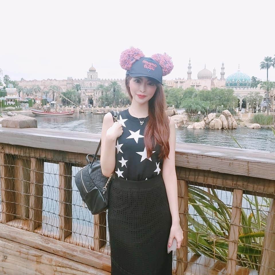 桃瀬えりなのインスタグラム：「🏰💕✨DisneySea🏰💕✨ 初ソアリン楽しかったよっ♥ 雨＆常にマスク😷であまり撮影出来なくて残念だったけど🥺このお帽子で写真もっと撮りたいから、また持ってこ〜🥰👒  帰り「ホルモン松田HANARE」さんに初めて行ったよ🐮💕うにくもコース料理も美味しかったぁ😋🍴👍♥︎  #tokyodisneysea #disneysea #disney #eri #me #follow #followme #東京ディズニーシー #ディズニーシー #ソーシャルディスタンス徹底 #ソアリン #中目黒 #ホルモン松田hanare #コース料理 #焼肉 #グルメ #いいね返し #フォロー返し」