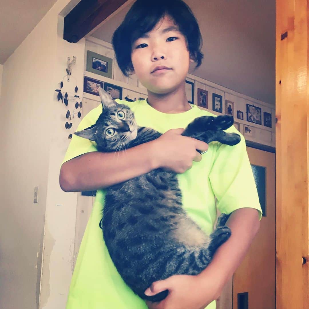 のインスタグラム：「ドリル&アツロー  ある夜、寝る前にいそいそとヘアアイロンで髪を伸ばしていました、惇郎。 次の日学校に行った後、予定表を見て気づきました。 卒業アルバムの写真撮影！ 気にするお年頃🤣」