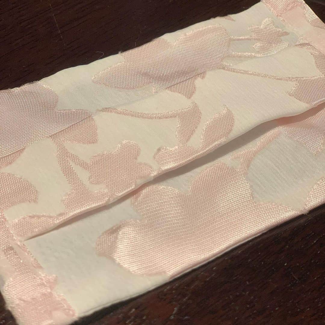 小野澤玲奈さんのインスタグラム写真 - (小野澤玲奈Instagram)「ママとおそろい😷  #おしゃれマスク  #母娘旅 #母娘コーデ」7月18日 10時35分 - reina.onozawa