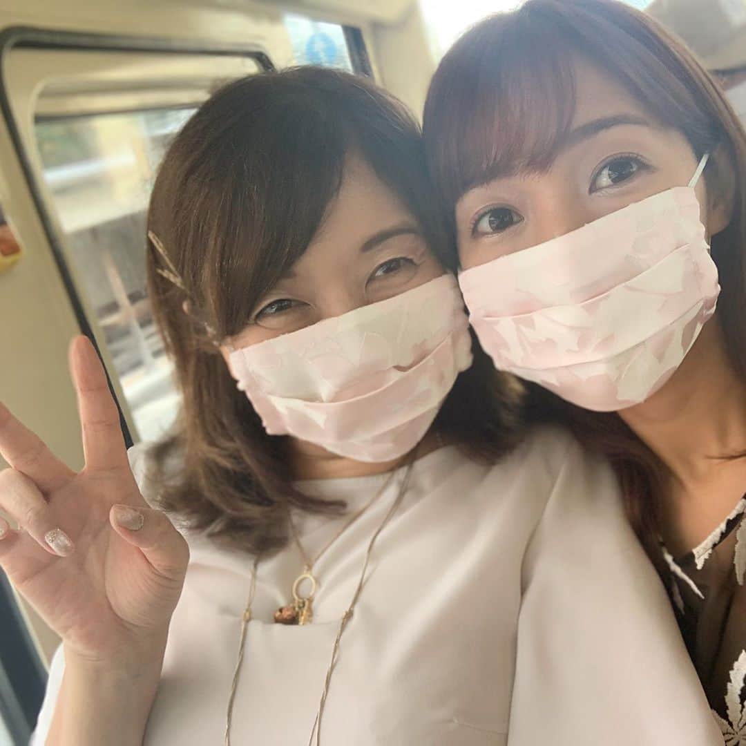 小野澤玲奈のインスタグラム：「ママとおそろい😷  #おしゃれマスク  #母娘旅 #母娘コーデ」