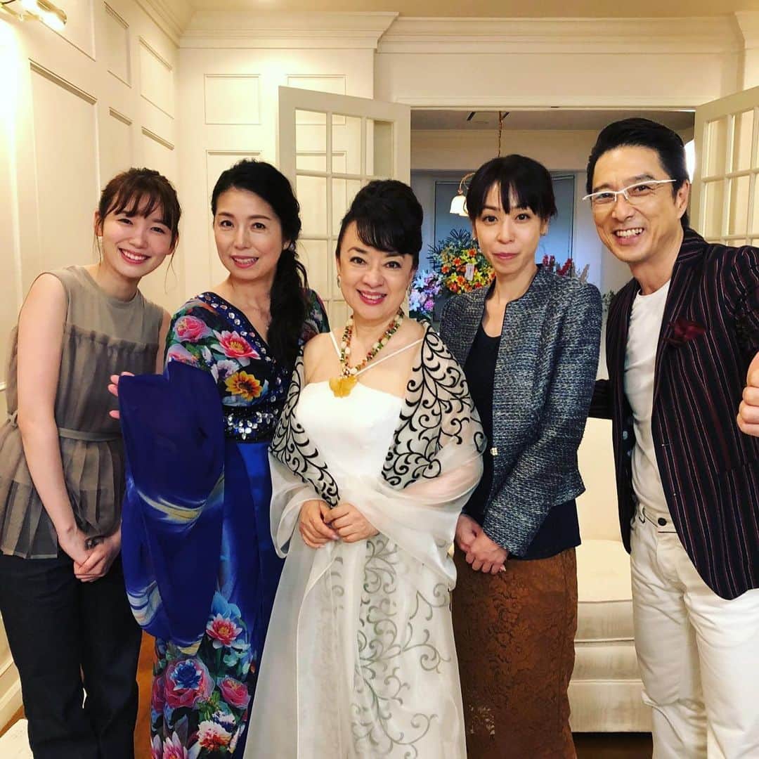 黒田アーサーのインスタグラム：「昨日の「家政夫のミタゾノ」沢山のご視聴ありがとうございました！😊👍この番組、高橋ひとみさんと17年前にご一緒した「トリック」を思い出しますね（笑）と言う声を沢山聞きました🤣確かに！スリット美香子さん変わらないですねー😊 #家政夫のミタゾノ #ご視聴ありがとうございました  #テレビ朝日 #17年前のドラマ  #トリック3 #スリット美香子  #高橋ひとみ #黒田アーサー #作風が似てる笑 #高橋ひとみさん変わらない😍 #相変わらず美しい✨」
