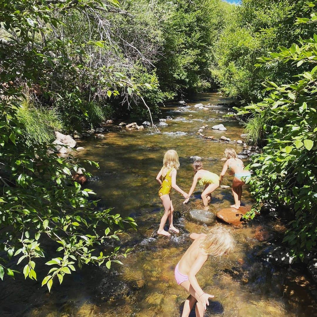 クリスティン・ベルさんのインスタグラム写真 - (クリスティン・ベルInstagram)「Sedona AZ is hot as Hades! Thank you for the beautiful hikes, the river swimming and the boarder line heat stroke. Our pod is grateful for the beauty this country has to offer.  ***@daxshepard had to work on (the very safe set of) #topgearamerica so our pod decided to follow him for a fun family road trip. We were extra cautious the whole time and only took our masks off when we were secluded. #staysafeamerica🇺🇸」7月18日 9時21分 - kristenanniebell