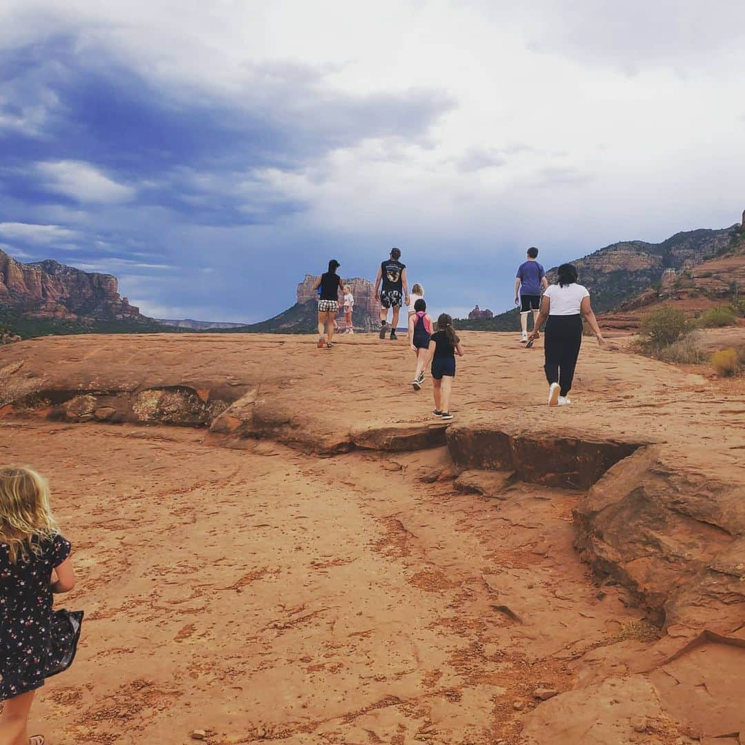 クリスティン・ベルさんのインスタグラム写真 - (クリスティン・ベルInstagram)「Sedona AZ is hot as Hades! Thank you for the beautiful hikes, the river swimming and the boarder line heat stroke. Our pod is grateful for the beauty this country has to offer.  ***@daxshepard had to work on (the very safe set of) #topgearamerica so our pod decided to follow him for a fun family road trip. We were extra cautious the whole time and only took our masks off when we were secluded. #staysafeamerica🇺🇸」7月18日 9時21分 - kristenanniebell