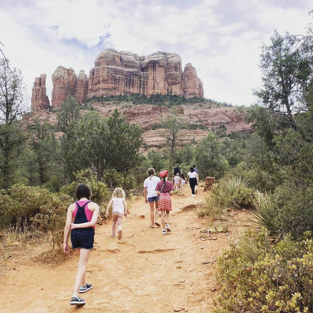 クリスティン・ベルさんのインスタグラム写真 - (クリスティン・ベルInstagram)「Sedona AZ is hot as Hades! Thank you for the beautiful hikes, the river swimming and the boarder line heat stroke. Our pod is grateful for the beauty this country has to offer.  ***@daxshepard had to work on (the very safe set of) #topgearamerica so our pod decided to follow him for a fun family road trip. We were extra cautious the whole time and only took our masks off when we were secluded. #staysafeamerica🇺🇸」7月18日 9時21分 - kristenanniebell