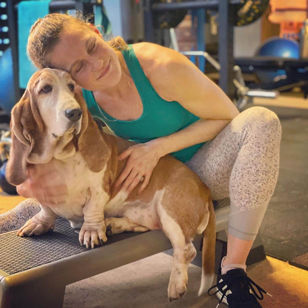 ケイトリン・サージェント・ジョーンズのインスタグラム：「Just some wholesome dog content. This girl will always be my happy place 🐶 🐶 🐶 #puppylove #thathindlegthough #gympups #puppydogeyes #bassethoundsofinstagram #thepurestlove #happiness #gratitude #joy #atpeace #furbabylove #bassetsofinstagram #puppycuddles #notapuppyanymore #shellalwaysbeapuppytome」