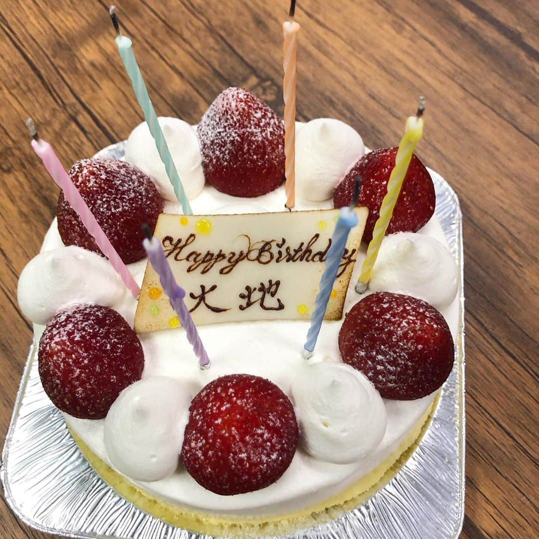 大地洋輔さんのインスタグラム写真 - (大地洋輔Instagram)「🎂🎂  YouTubeのスタッフの皆さんからお祝いのケーキ頂きました！  ありがとうございマッチでぇぇぇぇす！！👍👍  YouTubeは僕のプロフィールにリンク貼っております！  よろしくお願いします！  ちなみに7月13日でした🙇🏻‍♂️」7月18日 9時27分 - dienoji_ohchi