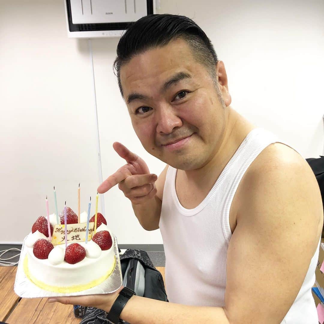 大地洋輔のインスタグラム：「🎂🎂  YouTubeのスタッフの皆さんからお祝いのケーキ頂きました！  ありがとうございマッチでぇぇぇぇす！！👍👍  YouTubeは僕のプロフィールにリンク貼っております！  よろしくお願いします！  ちなみに7月13日でした🙇🏻‍♂️」