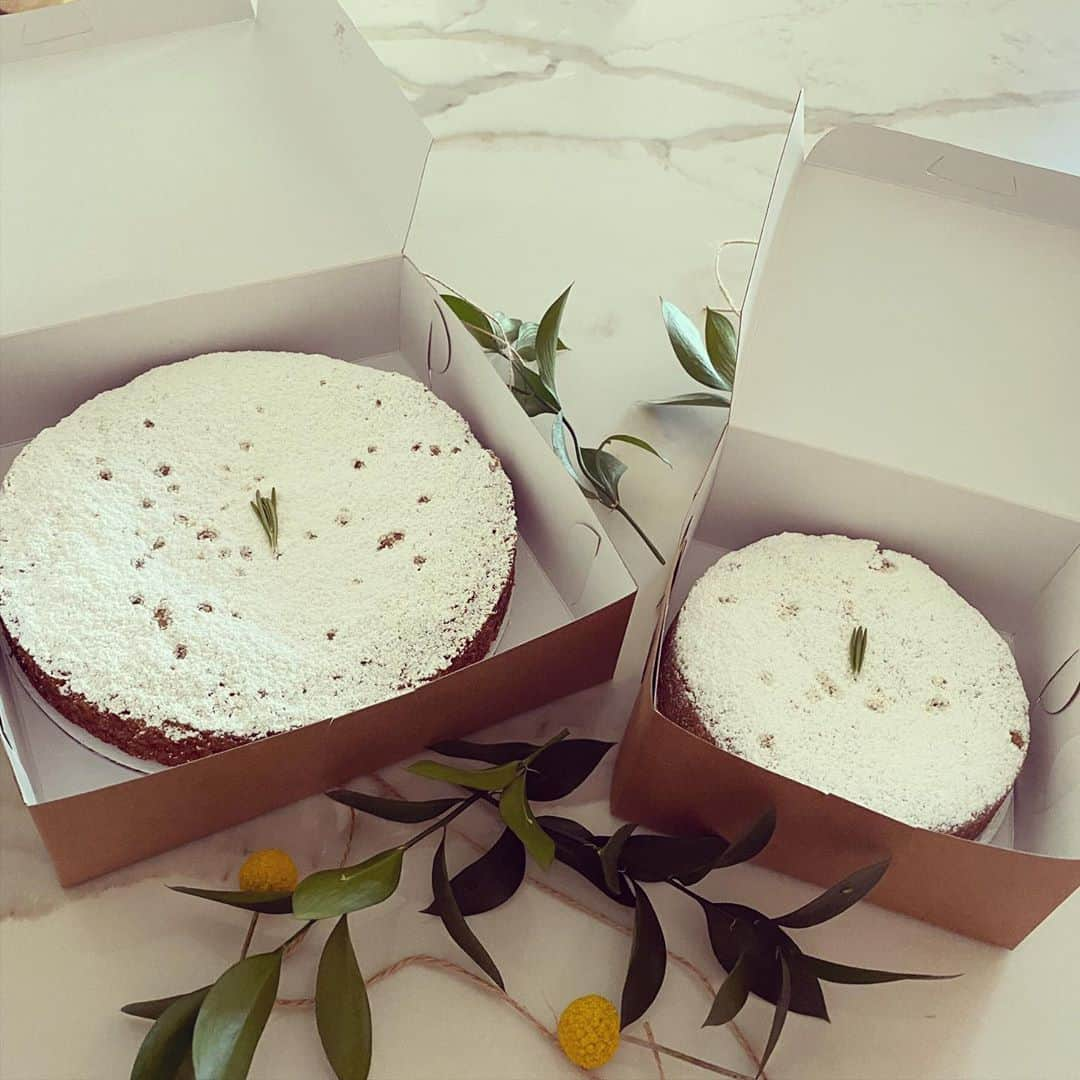 カミラ・ルディントンさんのインスタグラム写真 - (カミラ・ルディントンInstagram)「You guys.. @littlehouseconfections make the most AMAZINGGGG cakes!!! This one is a delicious citrus flavored one AND a portion of the proceeds from July go to the @lalgbtcenter ... ❤️❤️ *VEGAN options avail*」7月18日 9時30分 - camillaluddington