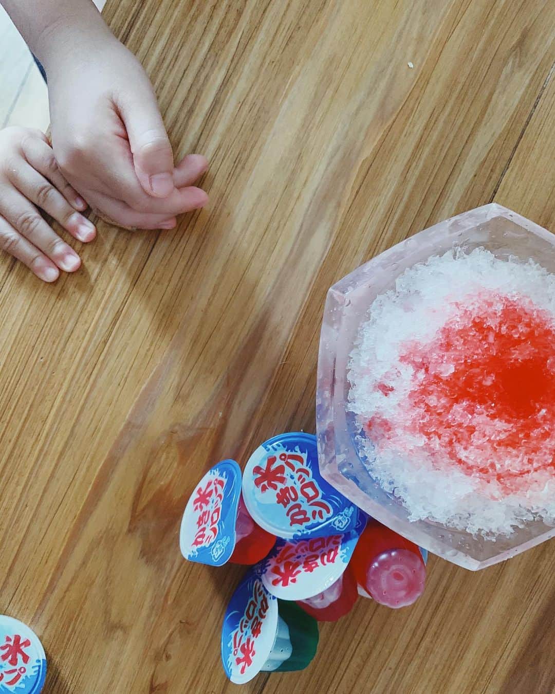 ジュジュのインスタグラム：「2020🍧 . 何年前になるのカナ... . @puricoshoco  @yukot0317  に貰った"大人のカキ氷器"で 朝からリクエストのカキ氷🤍 . めっちゃ嬉しそう♫♫ . #仲良し兄妹 #坊とおにおに🍙 #🍙初カキ氷」
