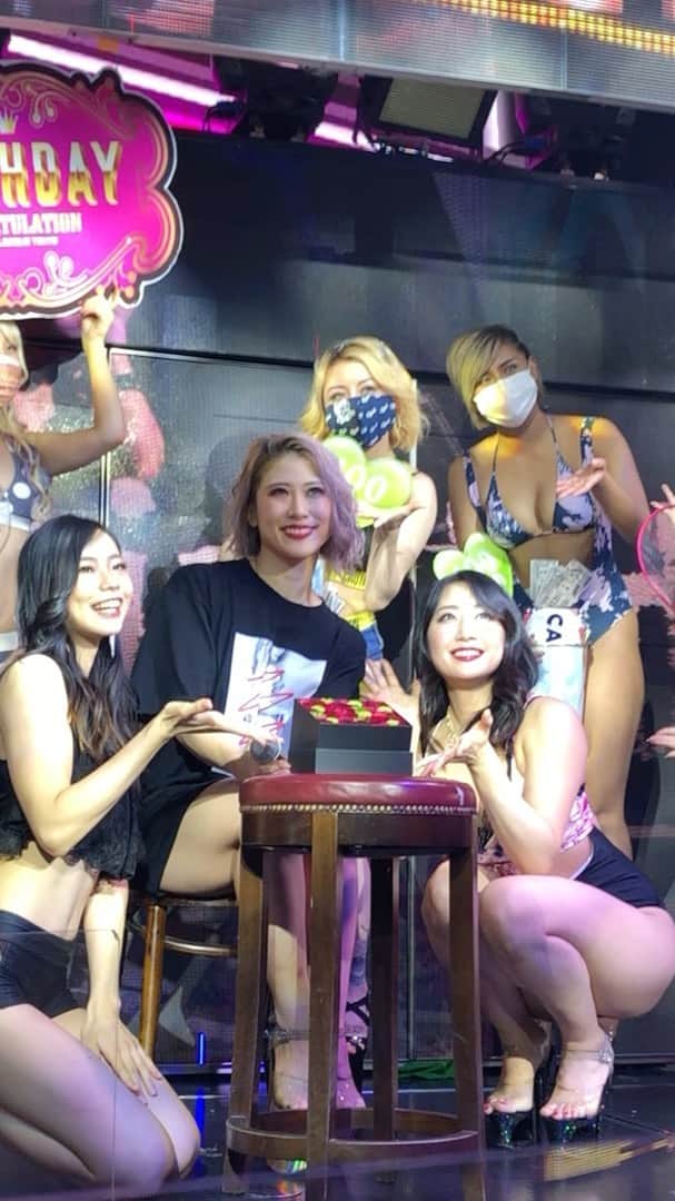 Kumiのインスタグラム：「今更ですが、22日の映像です👑  バーレスク東京に勤めて8回目のバースデー。 Kumiのshowが好き！ってコアファンだけに集まって貰ってShowをする事が出来ました✨✨✨  この会場に来てくれた人、 "全員"わたしのファンの方々です。 そんな素晴らしい事ってありますか？？  バーレスク東京の客席全て、わたしのファンで埋める。 そんなわたしの夢が叶いました✨  本当に本当に幸せでした🌈 出演してくれた女の子、スタッフさん、そして企画してくれた方、ファンの皆んな。本当に本当にありがとう。」