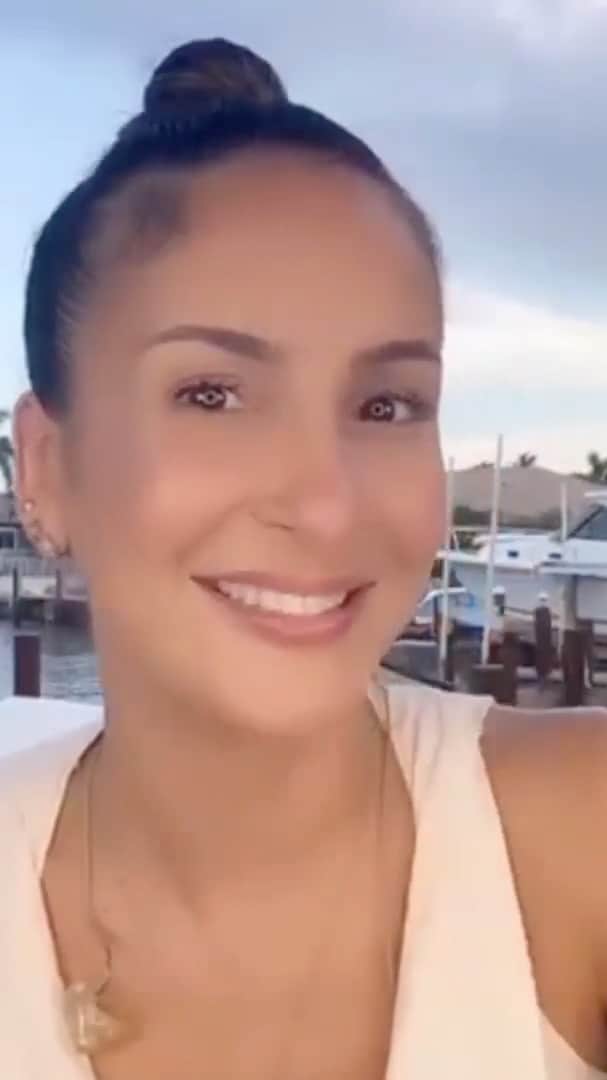 Claudia Leitteのインスタグラム：「Há uma semana estávamos comemorando juntos, ainda que distantes. Nunca imaginei celebrar um aniversário junto com mais de 1 milhão de pessoas rsrs Continuo agradecendo e sentindo todo o amor! Obrigada! 🥳🥳🥳🥰♥️ #ClaudiaLeitteLive40」