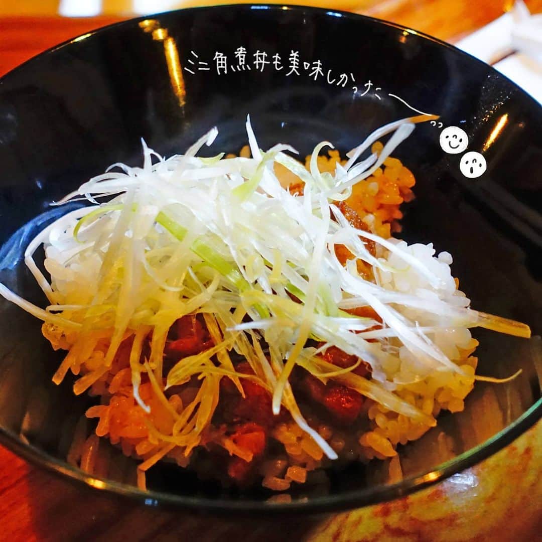 なっつ。さんのインスタグラム写真 - (なっつ。Instagram)「夢の国きろく③ お昼は美味しいよって お友達に教えてもらった 『#チャイナボイジャー』へ♬ 麺にこしがあって すごく美味しかった♡ ポークもずっしりで食べ応えあり。 ミニ角煮丼は とぅちゃんとシェア♬ 昼前まで雨だったので 汁ものが美味しい らーめん日和でした🍜🍥🤤 ・ ・ ・ #東京ディズニーランド#ディズニーランド#TDL#なっつの絵日記」7月18日 9時43分 - punipopo