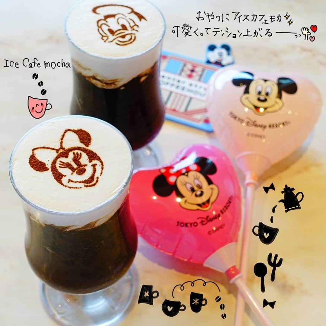 のインスタグラム：「夢の国きろく④ おやつは予約してあった 『#センターストリートコーヒーハウス』へ☕ ミッキーとミニーちゃんじゃないー😭 ってちょっとしょんぼりだったけど ミニーちゃんが来たからよし♡ とっても美味しい♬ カフェモカと一緒に 1枚コースターもお迎え♬ この色合い可愛いなぁ😊 ・ ・ ・ #東京ディズニーランド#ディズニーランド#TDL#なっつの絵日記」