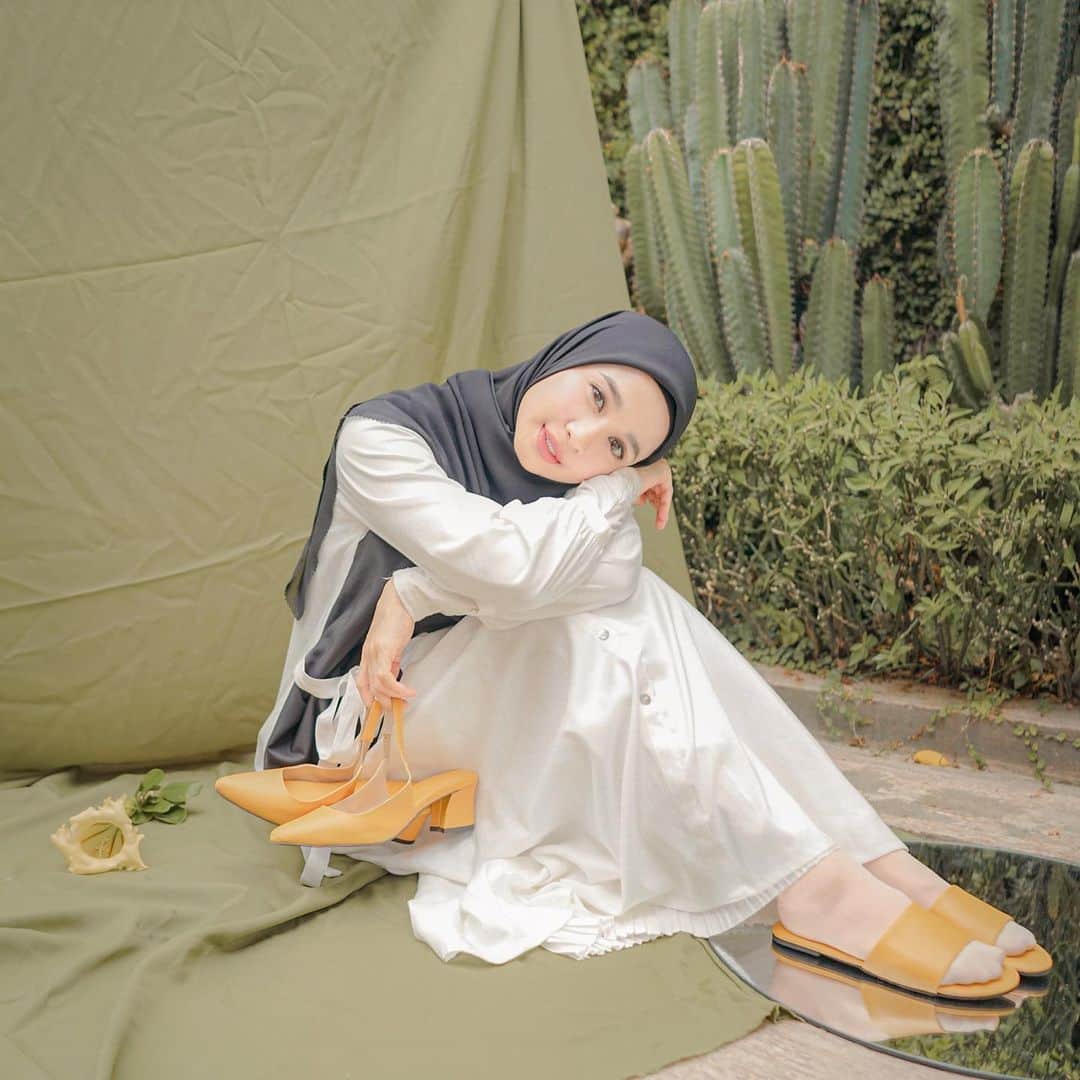 ラウディアシンシアベラのインスタグラム：「Assalamu'alaikum warahmatullahi wabarakatuh Darlings💛 Akhirnya koleksi terbaru dari BELLA DARLING sudah launching tanggal 15 Juli kemarin dan aku namakan SINAR, ada 8 basic colors yang cantik untuk melengkapi aktifitas new normal kalian. Semoga temen-temen semua suka sama koleksinya ☺️ oiya! Ditunggu juga Home Sandals yang super nyaman dari Bella Darling coomiingg soon!  Terus untuk Sinar Series darlings suka yang warna apa nih ? Yuk cek langsung di instagram @dailydarling ✨💛」