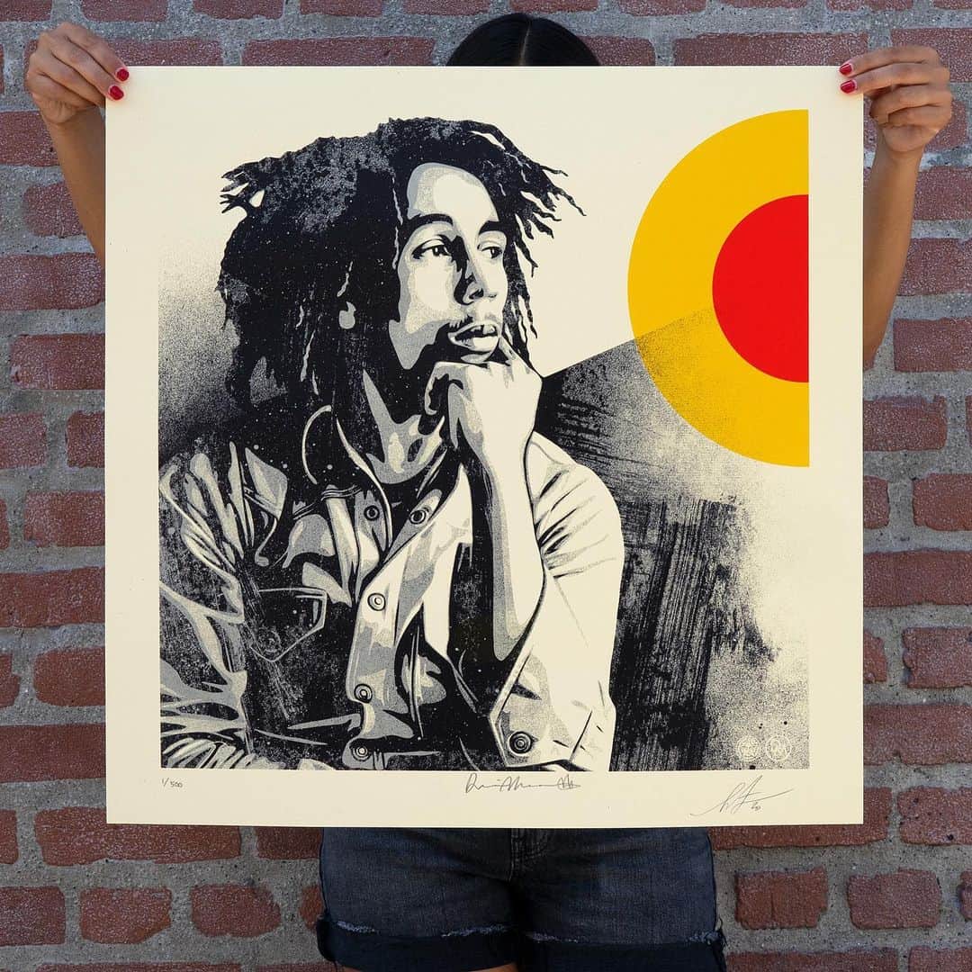 Shepard Faireyのインスタグラム：「SUN IS SHINING AVAILABLE JULY 21ST AND CATCH A FIRE AVAILABLE JULY 23RD!⁠⠀ ⠀⠀⠀⠀⠀⠀⠀⠀⠀⁣⁠⠀ I bought Bob Marley’s Rastaman Vibrations shortly after I started skateboarding in 1984, purely because the only good skateboard ramp where I lived was called “The Rasta Ramp.” I had mostly been listening to punk rock, but I was excited to discover reggae, which even more boldly embodied many of the same elements of social protest as punk but in a way that was much more palatable to my parents. I think my parents bought me Bob Marley and the Wailers records for every Christmas or birthday until I had accumulated their entire catalog. Bob Marley’s music always cheered me up during my high school years of personal struggle. I’m always inspired by how steadfast and positive Bob was. I consider “Get Up Stand Up” one of the greatest protest songs of all time, evergreen in relevance, but Marley’s entire catalog is powerful and enduring. These two prints,“Sun is Shining” and “Catch a Fire” are based on a beautiful photograph by Dennis Morris @dennismcevoymorris and inspired by Marley’s music and ideas. Marley was sometimes fiery, sometimes joyful, sometimes contemplative, but always visionary and poetic. I love this intimate, thoughtful moment Dennis captured and I’m honored to translate it in my style. I’m glad I can hear stories of Dennis’ first-hand interaction with Bob Marley.⁠⠀ -Shepard⁠⠀ ⠀⠀⠀⠀⠀⠀⠀⠀⠀⁣⁠⠀ Visit the link in bio for the full print details and a statement from Dennis Morris!」